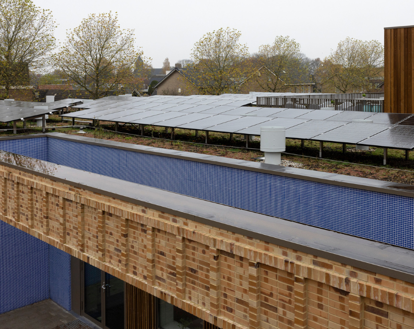 Kindcentrum Nijnsel school Van Stiphout dak zonnepanelen sedum daktuin metselwerk